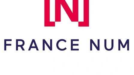 Agenda ouvert, téléphone et sablier sur un bureau de commerce, illustration de l’organisation du travail.