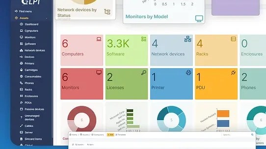 Bureau informatique avec ordinateur, cartes de suivi abstraites et matériel réseau générique.